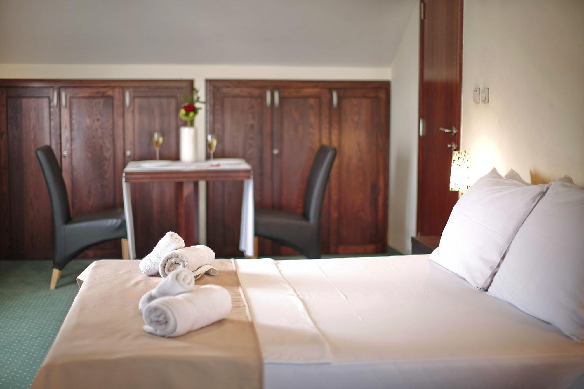 Inn Happy Star Club Belgrade