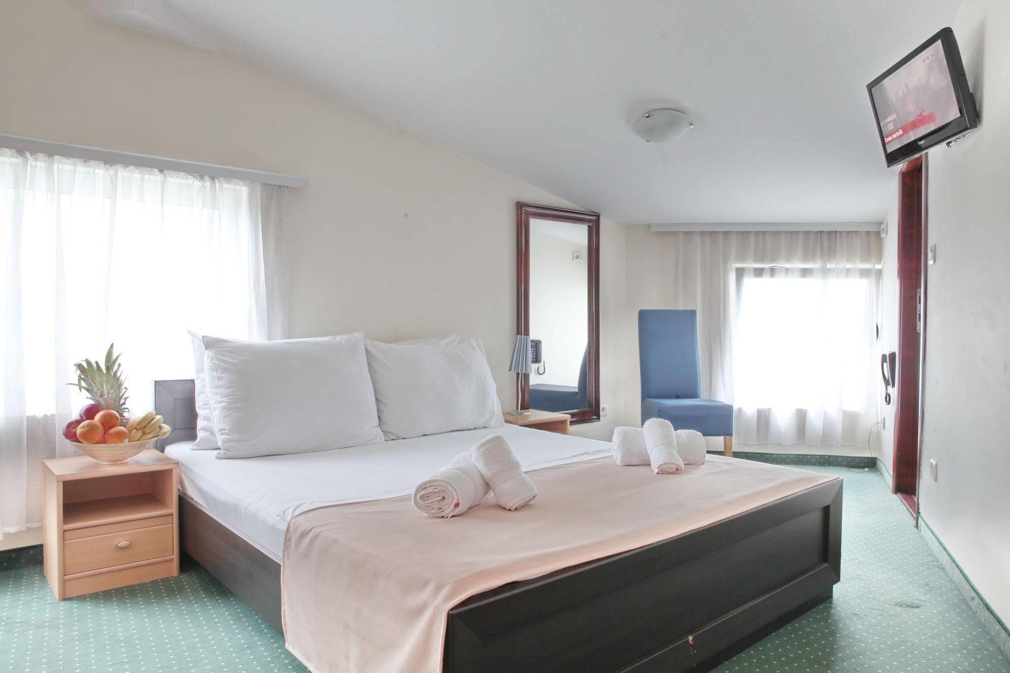 Inn Happy Star Club